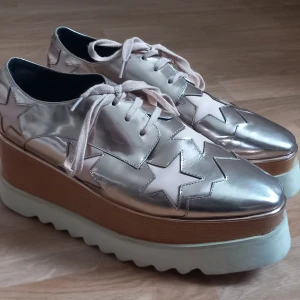 Stella McCartney platåskor  - Använda men i bra skick, storlek 39. Pris för ett par nya är mellan 4000-7000 kronor, märkesvara. Brons/ljusrosa/beige färg.