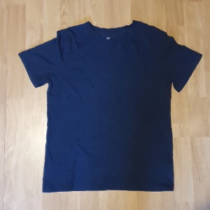 T-shirt mörkblå - T shirt i storlek 170. Mörkblå, i fint skick. 