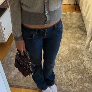 Ltb jeans - Hej, säljer mina jättesköna och snygga lågmidjade mörkblå jeans❤️ Hittar inte annonsen men köpte på Zalando för ca 750kr i modellen Roxy. Dom är lågmidjade vilket är så najs🥰❤️Perfekt längd på mig som är 170😁
