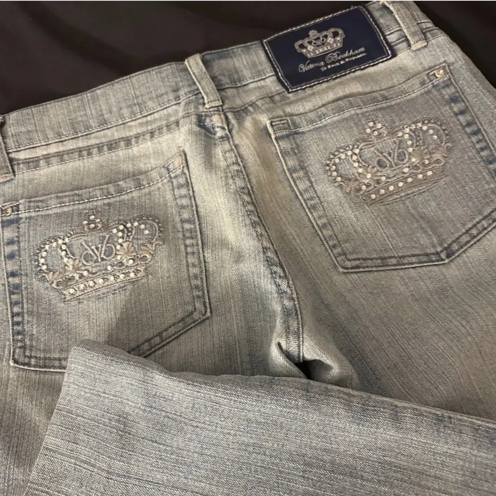 Säljer dessa assnygga Victoria Beckham jeansen, ser ut som nya förutom att en eller två stenar har lossnat! Lite blåare i verkligheten🫶🏽🫶🏽nypris: 1200kr. Jeans & Byxor.
