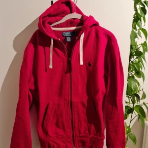 Ralph Lauren Hoodie - Hoodie i använt skick. Nypris 1200 kr.