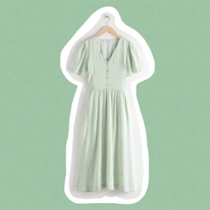 & Other Stories klänning - Den finaste sommarklänningen från & Other Stories! Småblommigt mönster i grönt och vitt, RYMLIGA FICKOR, dragkedja i sidan och knappar fram. Nypris 890 kr. I perfekt skick, endast använd en kort gång. Större 34 så passar även 36or!