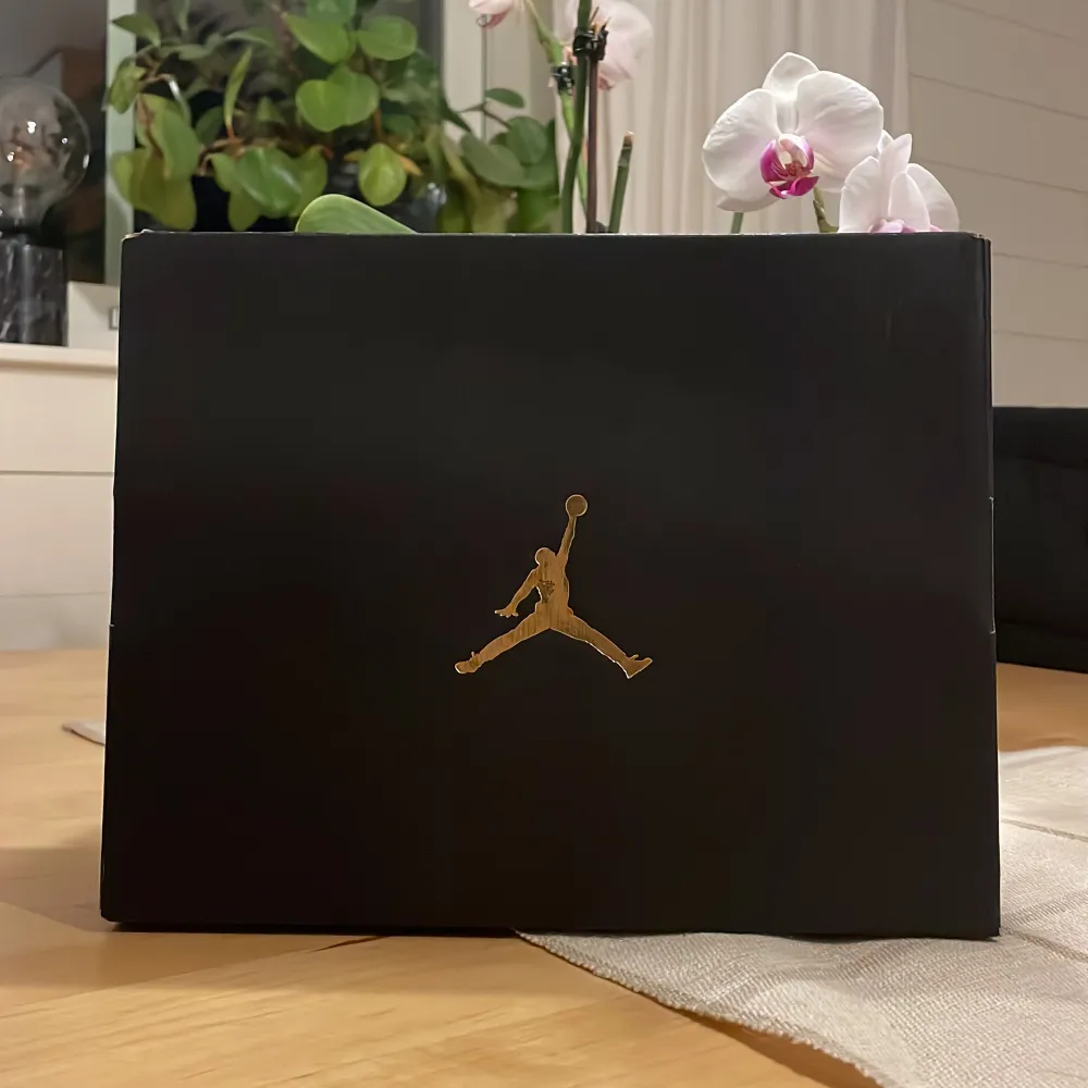 Hej jag säljer mina Jordan 1 eftersom dom inte kommer till användning passar super till allt. Skorna är äkta skriv ett dm vid intresse 😀. Skor.
