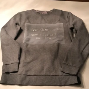 Sweatshirt Calvin Klein stl M - Sweatshirt i storlek M 