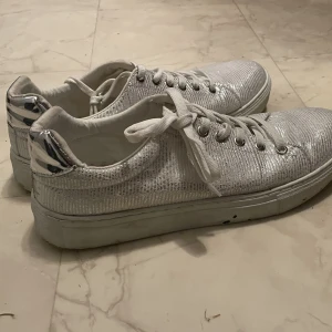 Sneakers - Säljer dessa fabulösa skor. De är i storlek 40 och i fint skick! De värkar även inte finnas i affär då jag inte kunde hitta märket så de är antagligen väldigt ovanliga!🤍pris kan diskuteras!