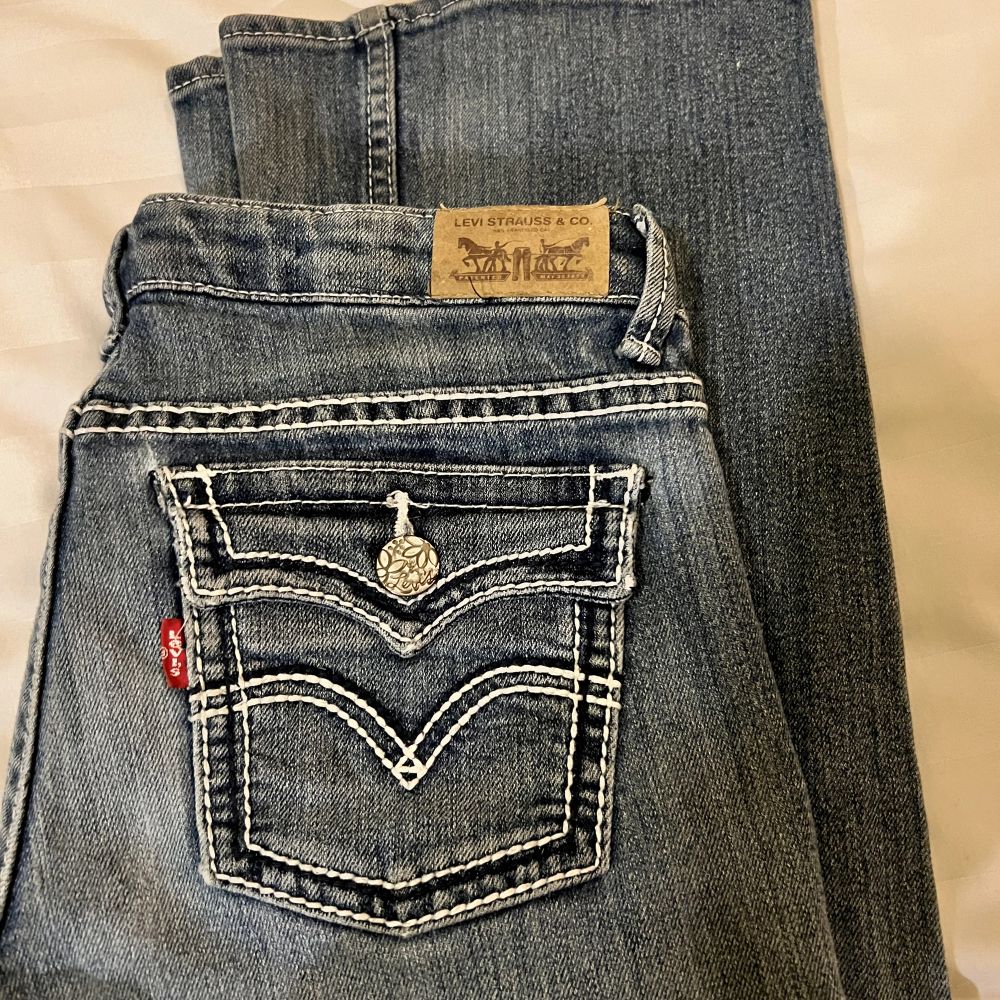 lågmidjade bootcut levis jeans som inte används mer, om fler bilder önskas är det bara att höra av sig❤️. Jeans & Byxor.
