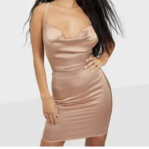 Klänning  - Superfin kläning i storlek Xs, Aldrig använt men prislappen är inte kvar då jag tänkte ha på mig den på nyår men blev aldrig av. Helt i nyskick!