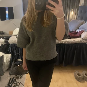 Stickad t-shirt  - En stickad tröja från zara som jag klippt av ärmarna på. Storlek S❤️