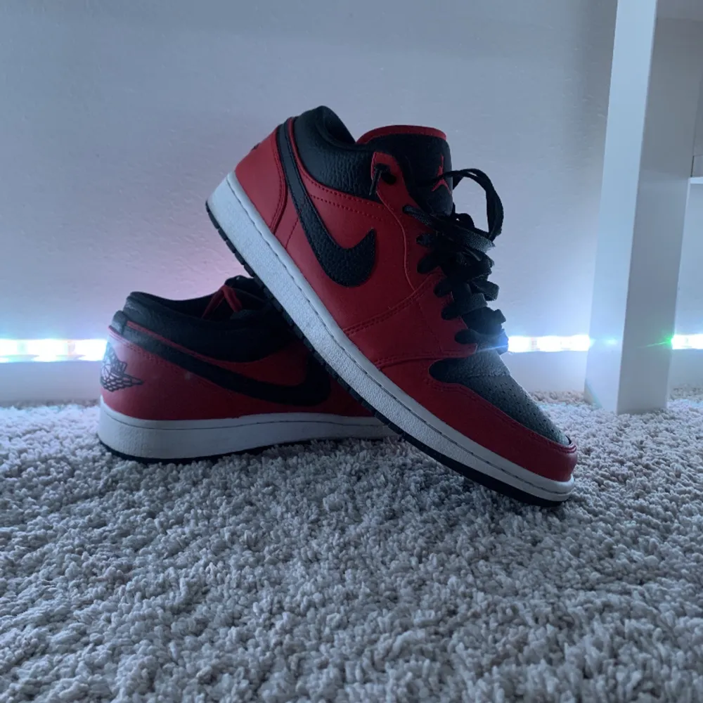 Jordan 1 low storlek 44 i mycket bra skick, använd ca 2 ggr! Köpta under sommaren i Spanien men kommer tyvärr inte till användning långre. Skriv privat vid frågor!🫶. Skor.