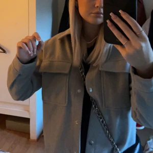 Kappa  - Säljer denna super fina gråa kappa från ginatricot som är ute från sortimentet ! Skriv om du vill ha fler bilder !💘💘