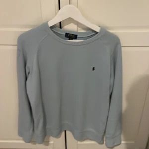 RL långärmad - Använt sparsamt men har en liten fläck på axeln, går säkert bort.