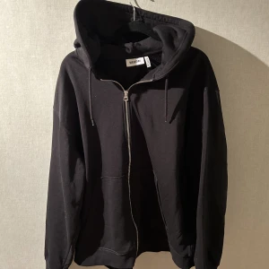 Weekday hoodie  - Säljer en svar zip-up hoodie från weekday i st L. Knappt använd! Hör av dig vid intresse eller om du har frågor!🌟
