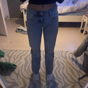 Utsålda Zara jeans  - Jag säljer mina jättefina och nästan oanvända midwaist zara jeans som inte går att köpa längre. Säljer pågrund av att jag råkade köpa två likadana. Storlek 36 Kan skickas men då måste köparen stå för frakten.💓