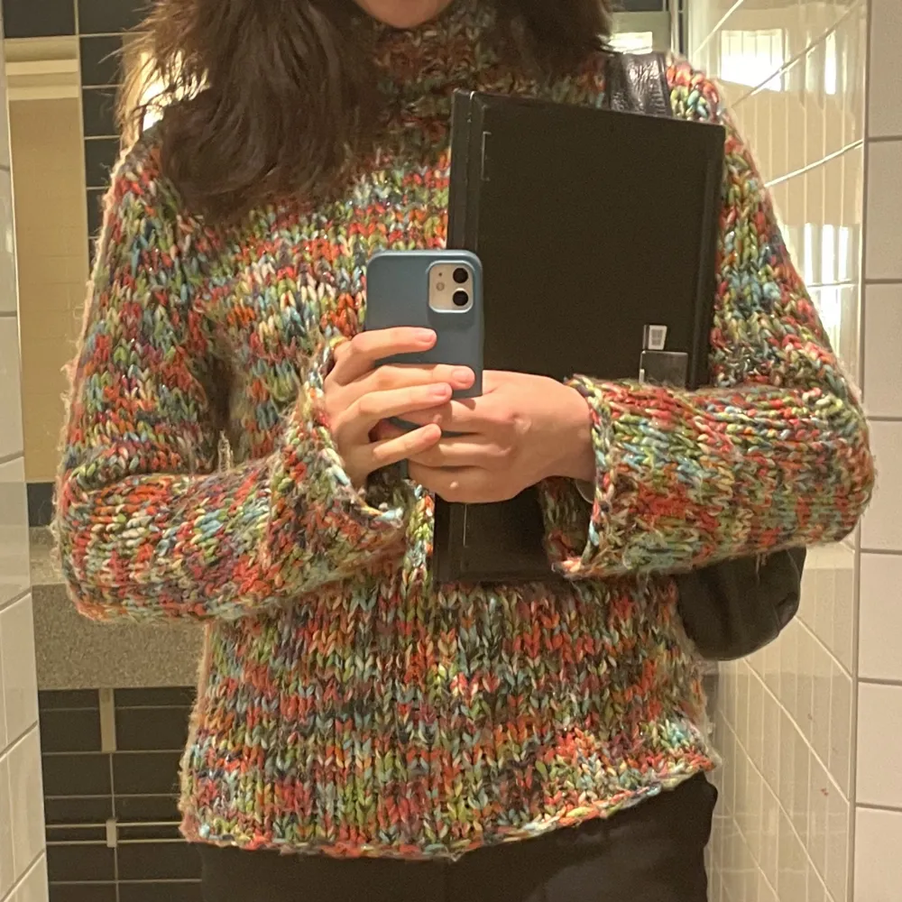 Ascool färgglad tröja med glitter i❤️ gjord i ullblandning med bl.a. mohair. Storlek L så det sitter oversize på mig som är storlek S på bilderna!. Stickat.