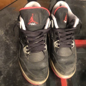 Jordans 4 äkta  - Säljer dessa eftersom de it kommer till användning, de är flera år gammla vilket har gjort så att materialet fallit av väldigt mycket, och vissa skador på skorna. Därför kommer jag sänka priset extremt mycket. Originalpris ca 3500. Mer info privat!