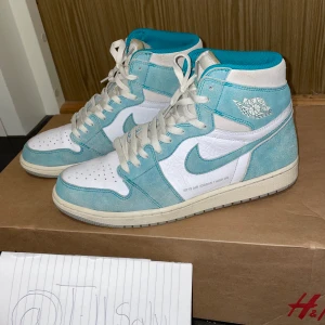 Air Jordan 1 High Retro OG Turbo Green - WTS Jordan 1 High Retro OG Turbo Green Size: 45.5EU/11.5US Cond: 8/10 Kommer med og box och ett lila samt ett ljusblått snöre (ej hela paret till båda skorna) Pris: 3600kr PM för bilder/info Hämtas i Sundbyberg/Bromma