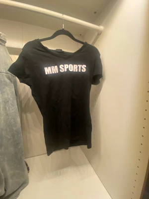 MM SPORTS tröja  - En tränings t-shirt från MM SPORTS, väldigt skön!  