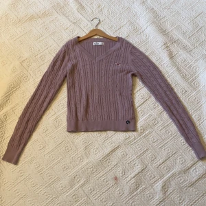 Snygg Hollister stickad tröja -   Super snygg stickad tröja i nyskick, Använd Max 1 gång.   Nypris ca 350 kr  Storlek: XS