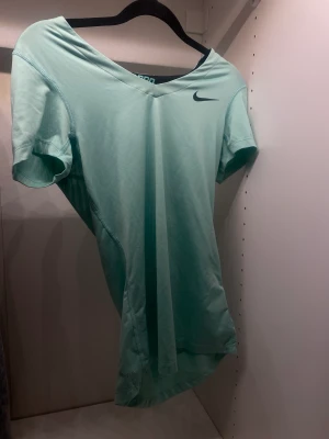 Nike tränings topp  - Säljer denna gröna/blåa tränings toppen ifrån Nike! Passar både S och M🤩