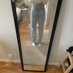 Ljusblåa jeans  - Ljusblåa Jeans från Gina Säljer för 100 då jag inte kommer ihåg ordinarie pris Slit längst ner 