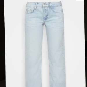 Ljusblå jeans från ginatricot - Fina jeans från ginatricot. Använda några gånger men är precis som nyskick! 