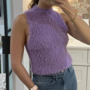 Lila Fluffig Top - Säljer denna söta fluffiga toppen från Zara. Storlek S. Säljs för 70kr. Fraktas på köparens bekostad.