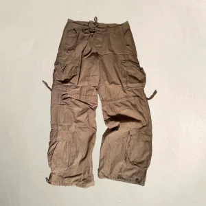 Parachute cargos - Baggy parachute cargos. De är i tiptop skick och sitter jätte najs och har snören överallt så man kan ändra hur de sitter.