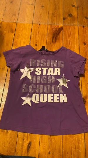 T shirt  - Gullig t shirt ja har klippt i armhålorna men det syns inte när man har på sig den! Annars bra skick. Tryck inte på köp nu!!!