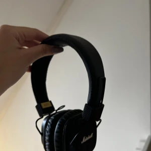Marshall hörlurar - Säljer dessa snygga väldigt sparsamt använda Marshall hörlurarna. Ej bluetooth. Säljer då dem aldrig kommer till användning. Riktigt snygga och sköna att ha på sig 