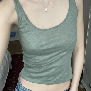 Glittrig linne - Så snygg grå/grön linne som är lite glittrigt! Går enkelt att vika upp om man vill ha det kortare💓💓 bra skick!