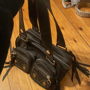 Väska  - Söt handväska i ganska bra skick nästa aldrig använt 