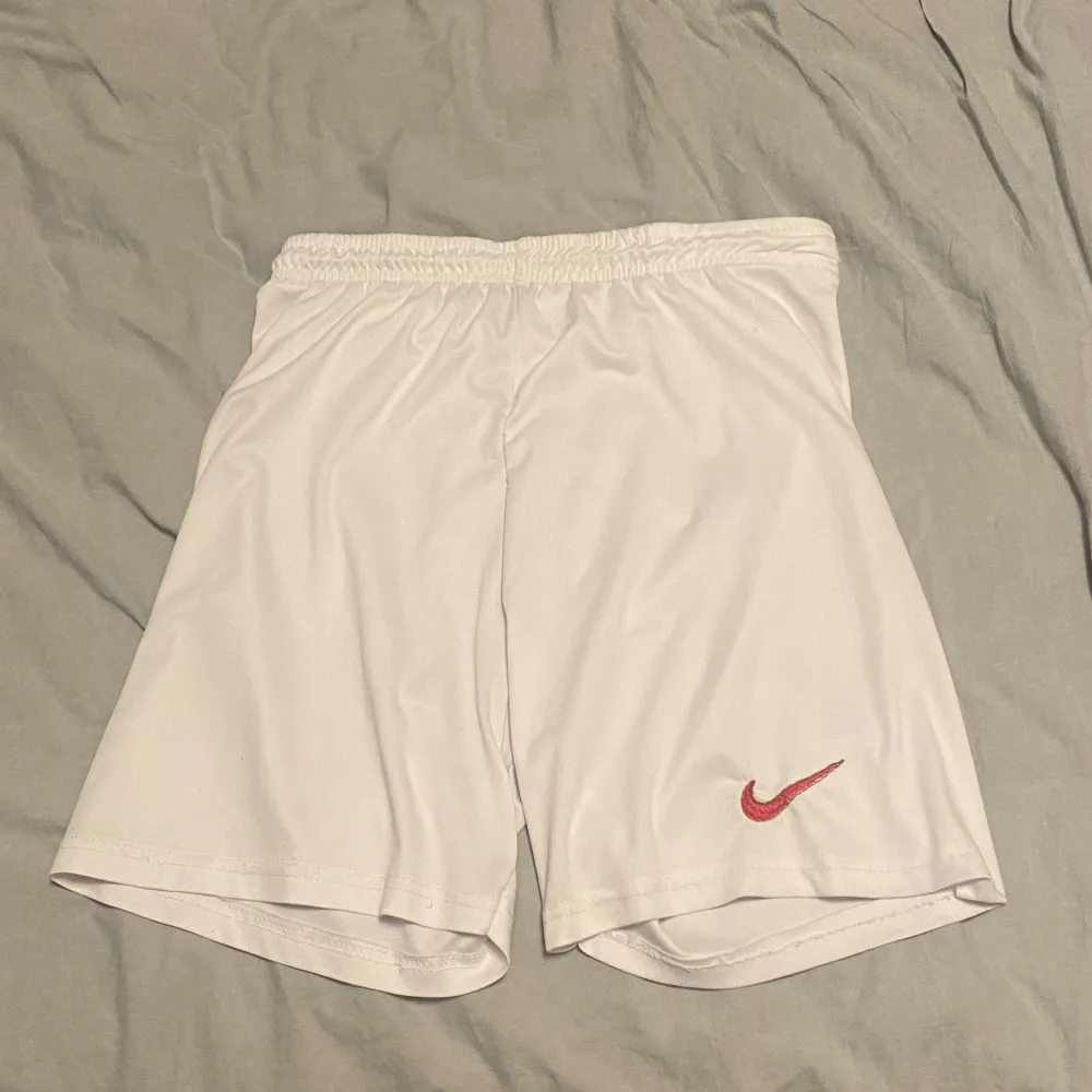 Nike short, köpta på en second hand, bra skick inga skador. Shorts.