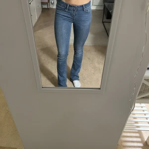 Lågmidjade Levis jeans - Jag säljer ett par lågmidjade levis jeans! De är i storlek 25 och har en fin passform.  Hör av er om ni har några frågor, och vad ni tänker er för pris, från 200kr.  (Köparen står för frakt själv)