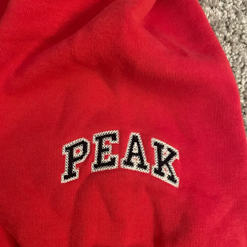 Nu säljer jag min röda peak huvtröja, som är i storlek L. Den är gammal i designen men är förövrigt i nyskick!. Hoodies.