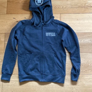 Hoodie  - Gråsvart Hoodie från Svea. Strl.s