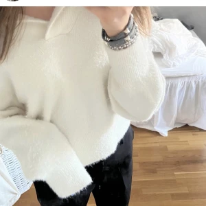 Fluffig stickad tröja - Vit fluffig tröja från hm, så mysig!🤍 säljs för 185, fraktar eller möter upp