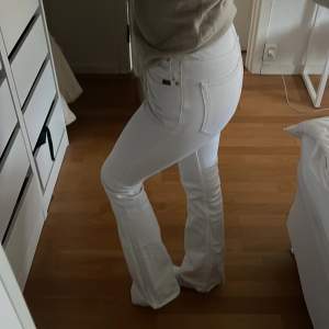 Jättesnygga vita bootcut jeans från Tiger of Sweden. ❣️