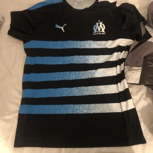 Marseille Tröja - Nyskick, riktig fräsch och snygg. Kom dm vid fler frågor.