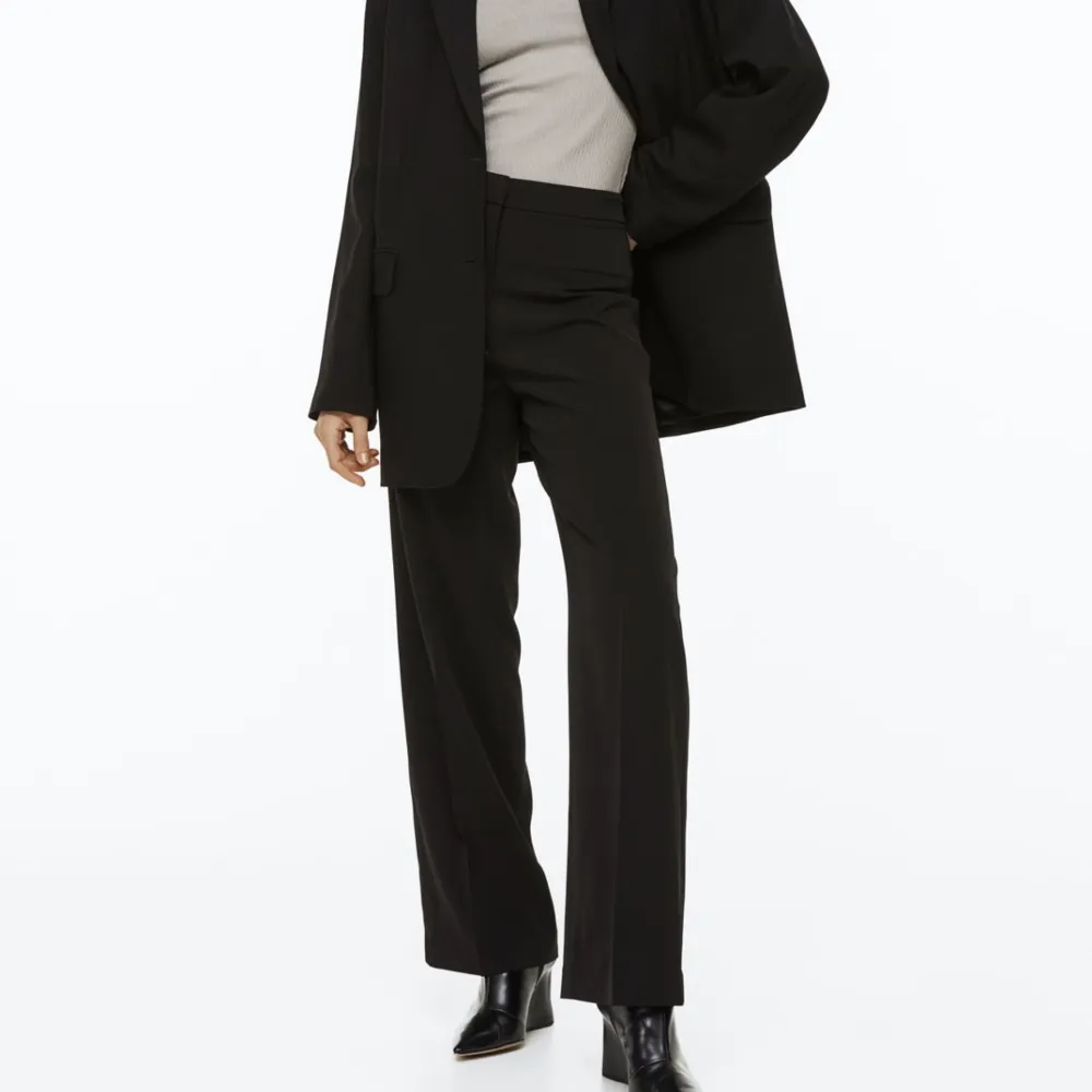 Visa kostymbyxor från H&M storlek 38. Endast använda en gång pga fel storlek. Nypris 399kr, säljer för 150kr. . Jeans & Byxor.