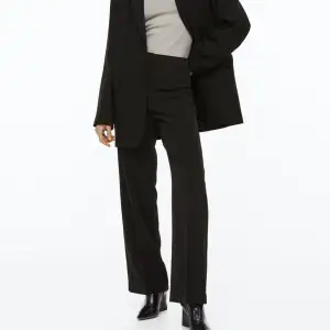 Visa kostymbyxor från H&M storlek 38. Endast använda en gång pga fel storlek. Nypris 399kr, säljer för 150kr. 