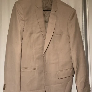Skräddarsydd kostym - Skräddarsydd matchande kostym, helt oanvänd.  Blev lite för liten för mig.  Är 190 och väger ca 88kg.  Passar någon som är aningen mindre. Pris kan diskuteras vid snabb affär.