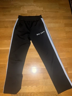 Palm angels byxor svart  - Hej  Säljer ett par svarta Palm angels byxor Äkta såklart. 9,/10 cond  Ny pris 3600 kr  Kvitto medföljs om så önskas 