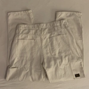 Baggy jeans med detaljer - Oanvända beige/vita baggy jeans köpt på Carlings för 599kr. Märke: Valient. Mitt pris: 399kr. Fråga om fler bilder vid intresse:)