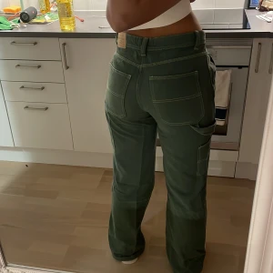 Gröna cargojeans - Skitsnygga cargojeans från Pull&Bear använda 2-3 gånger !