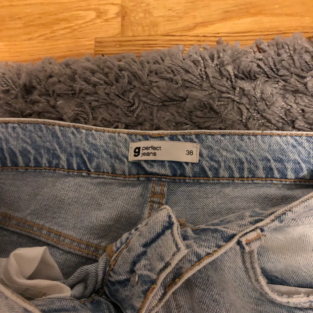 Ett par ljusblåa raka jeans i St 38  fårn Gina tricot andvända 2 gånger 💓köpta för 499kr säljer för 299kr skriv gärna om ni har andra prisförslag💓💓. Jeans & Byxor.