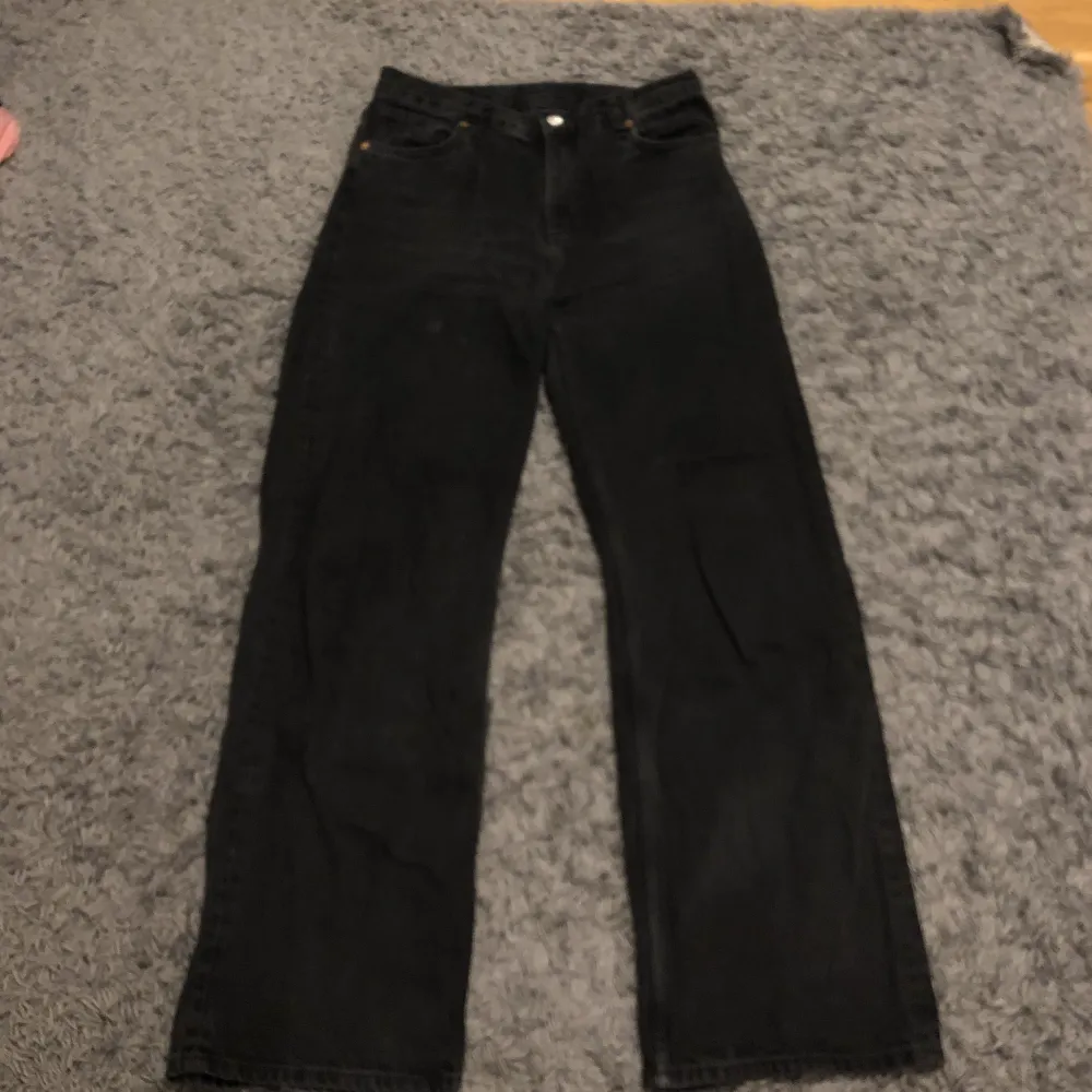 Svarta jeans fårn monki st 38 passar bra på mig med längden 165cm andvända flera gånger . Jeans & Byxor.