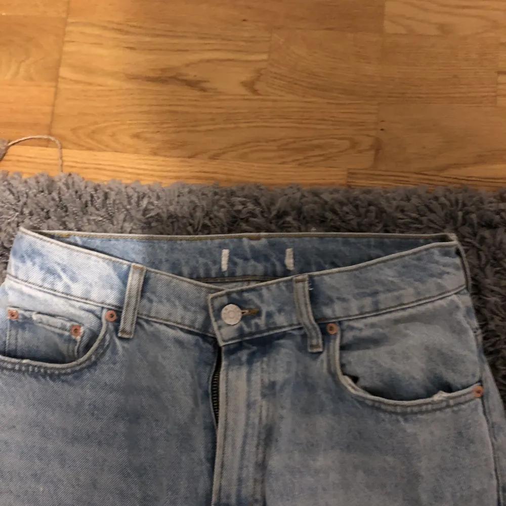 Gina tricot jeans i ljusblått med hål super fina älskar dessa men tyvärr blivigt för små andvända 4 gånger💓 Köpte för 599kr Säljer för 399kr Skriv om ni har andra prisförslag❤️. Jeans & Byxor.