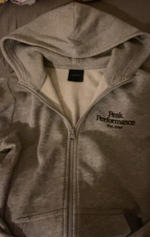 Peek hoddie ❤️ - Säljer denna Peek Performance zip Hoddie! Köpt för 800/900 kr på kidsbrandstore. Jag har haft den länge men väldigt bra skick. Säljer den för ca 300/400 kr. PRIS KAN DISKUTERAS! Storlek 160/Xs men passar mig som är 170💞 kom privat för frågor 