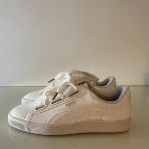 Puma sneakers  - Vita Puma sneakers helt oanvänd kommer även med siden skosnören 