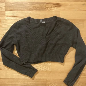 Stickad top - Lite listen på mig. Kan styla tröjan på många olika sätt!❤️ Storlek S